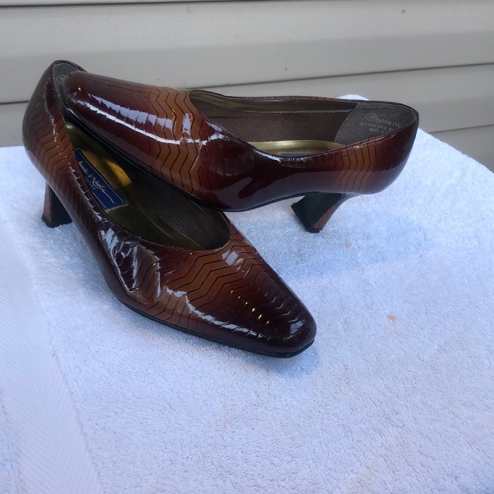 Jamie Nicole collection brown heels ,size 7w